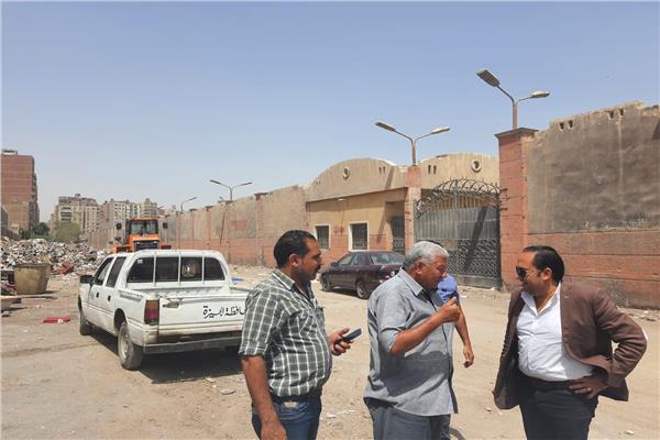 أشرف تامر رئيس حي الطالبية يتابع أعمال رفع مخلفات شارع الثلاثيني الجديد