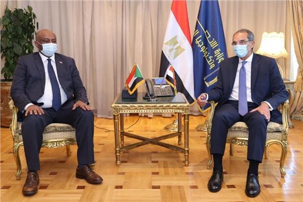 وزير الاتصالات الدكتور عمرو طلعت ونظيره السوداني