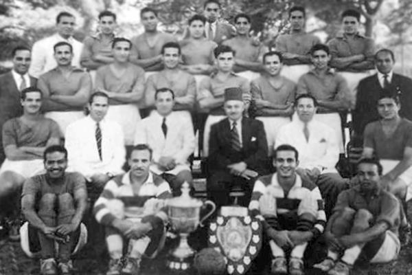 الجهاز الفنى والإدارى وفريق الأهلى الفائز بدورى وكأس 48 / 49