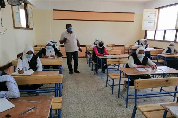  وكيل تعليم أسوان يشكل لجنة لمراجعة امتحان اللغة الإنجليزية للشهادة الإعدادية 