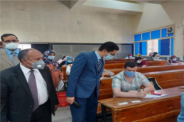 إجراءات احترازية خلال امتحانات الفصل الدراسى الثانى بكلية التجارة 
