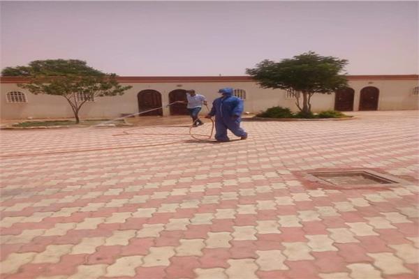 رش المبيدات لمنع انتشار العقارب والزواحف في «كركر» بأسوان