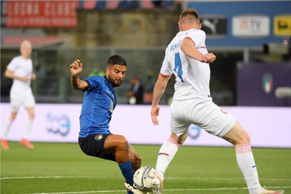 صورة من مباراة إيطاليا والتشيك