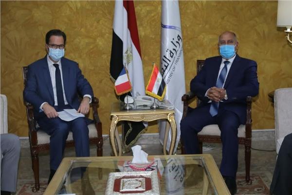 وزير النقل يبحث مع السفير الفرنسي تدعيم التعاون في  السكك الحديدية والمترو 