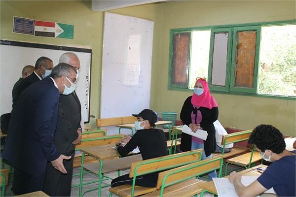 محافظ الجيزة يتفقد لجان امتحان الشهادة الاعدادية