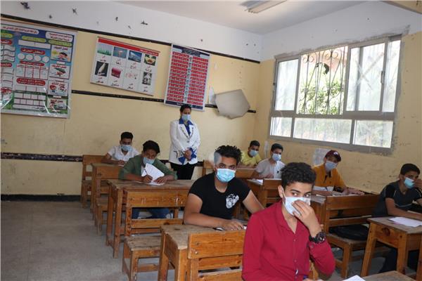 طلاب الشهادة الاعدادية  يؤدون إمتحان مادة العلوم