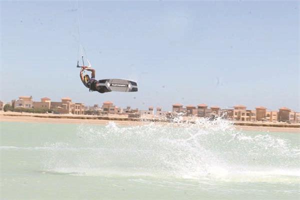 رياضة ركوب الأمواج بالطائرة الشراعية