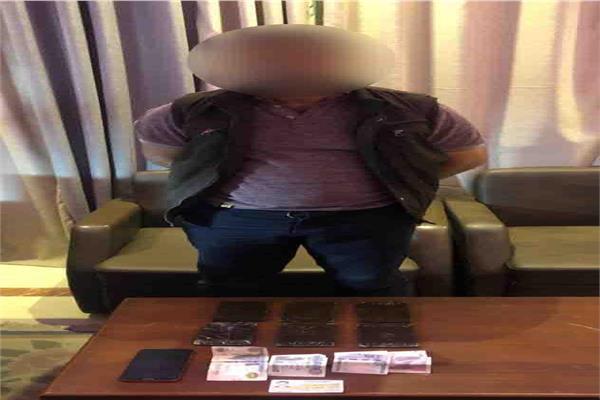 حبس عامل ضبط بحوزته كمية من مخدر الحشيش بالقاهرة 
