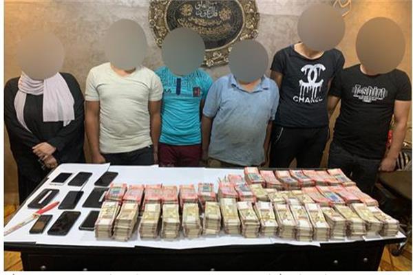 المتهمون وأمامهم المضبوطات