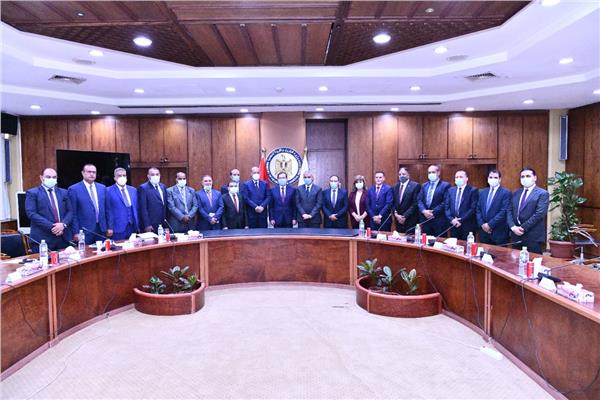 وزير البترول مع اعضاء مجلس النقابة العامة للعاملين