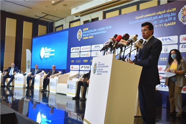 د. أشرف صبحي اثناء كلمته في المؤتمر الصحفي 