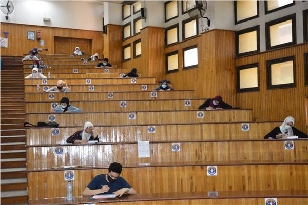 لجان لعزل الطلاب المشتبه بإصابتهم بكورونا أثناء أدائهم الامتحانات بجامعة طنطا
