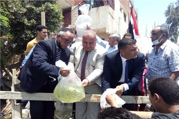 إلقاء زريعة سمك بلطي بالنيل