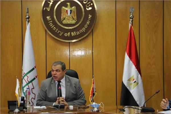 وزير القوى العاملة في الاجتماع الأسبوعي