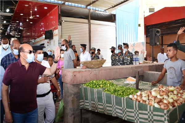 محافظ أسوان يتفقد السويقات الجديدة 