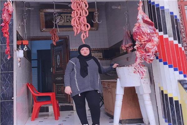 المعلِمة «الكيوت» هدير.. أول جزارة «أونلاين» بين الفلاحين