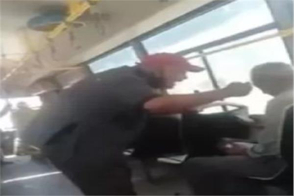 تداول فيديو لكمسري يهين رجل عجوز
