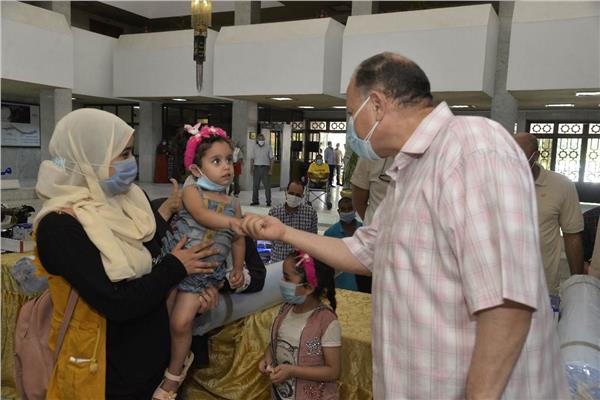 محافظ أسيوط يوزع ماكينات خياطة وأفران منزلية للسيدات المعيلات والأولى بالرعاية  
