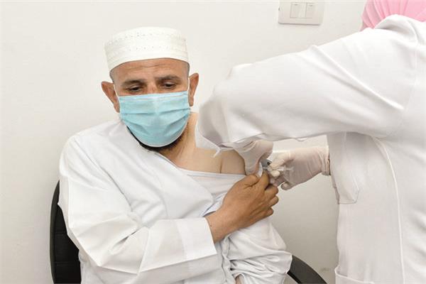 أحد المتطوعين لتجربة اللقاحات