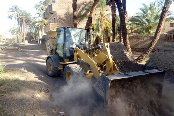 حملة نظافة مكبرة بقرية دنفيق بقنا