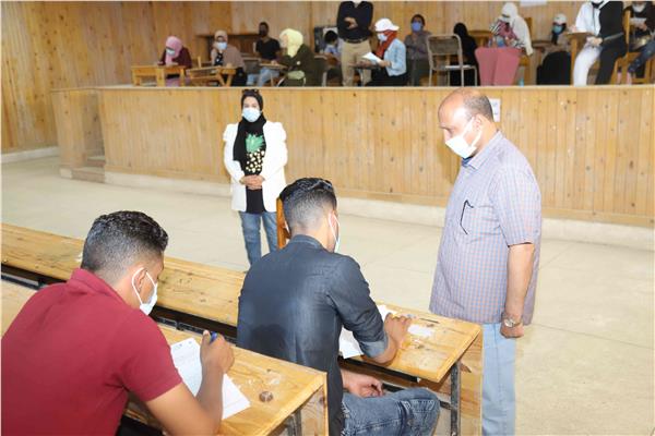 رئيس جامعة جنوب الوادي يتابع لجان الامتحانات بكلية الحقوق