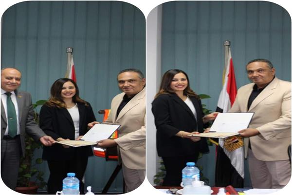 تكريم الشركة المصرية للمطارات لموظفة مطار برج العرب الدولى على أمانتها
