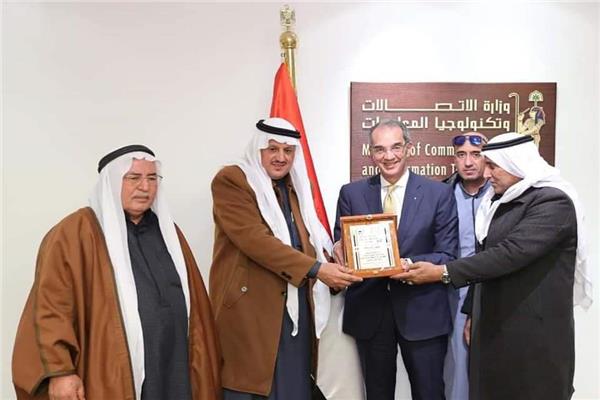 وزير الاتصالات خلال لقائه بشيوخ بئر العبد