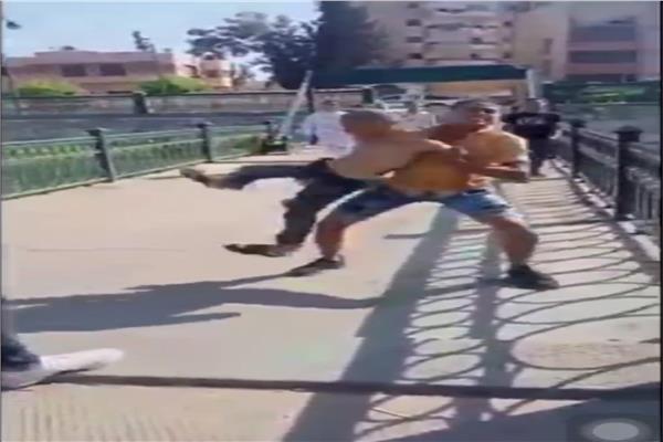 تداول فيديو لشابين  يلقيان بطفل بترعة المحمودية بدمنهور