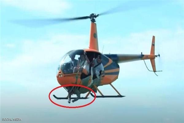 تجربة مرعبة لشاب روسي ملصق بمروحية