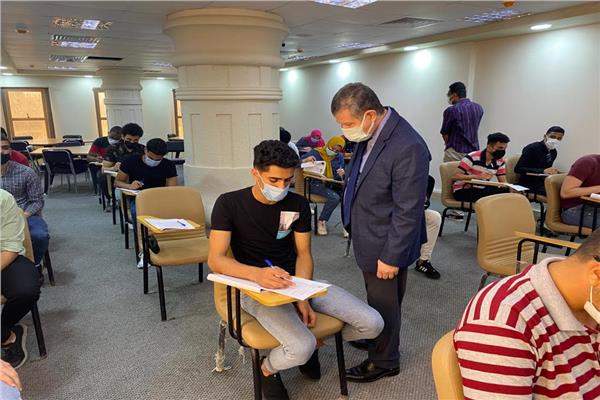 رئيس جامعة مطروح يتفقد لجان الامتحانات بكلية الذكاء الاصطناعي