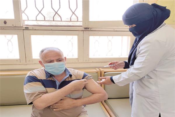 مواطن أثناء الحصول على لقاح كورونا بمحافظة مطروح