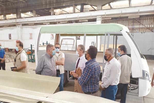وزير قطاع الأعمال العام يتفقد منتجات «الهندسية للسيارات» 