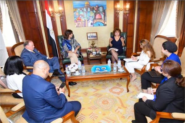 السفيرة نبيلة مكرم وزيرة الهجرة