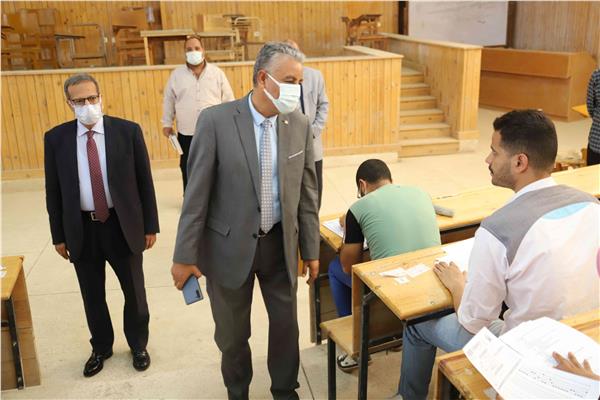 رئيس الجامعة خلال تفقد اللجان