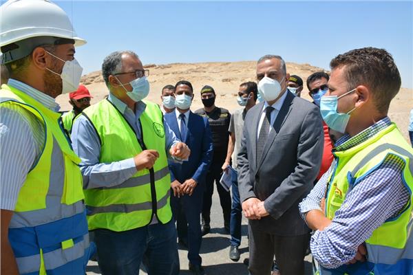 محافظ سوهاج يتابع الموقف التنفيذي لمشروع "تنفيذ شبكات البنية التحتية"