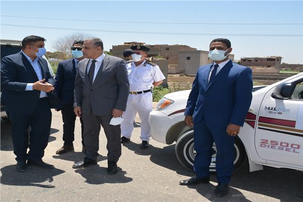 محافظ سوهاج يتفقد أعمال الرصف بمشروع تطوير ورفع كفاءة الطرق