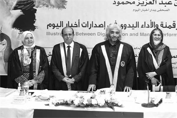 الباحث يتوسط لجنة الاشراف والحكم بعد المناقشة