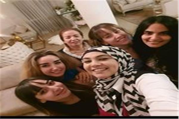 دعاء عامر مع هنا الزاهد ووالدتها