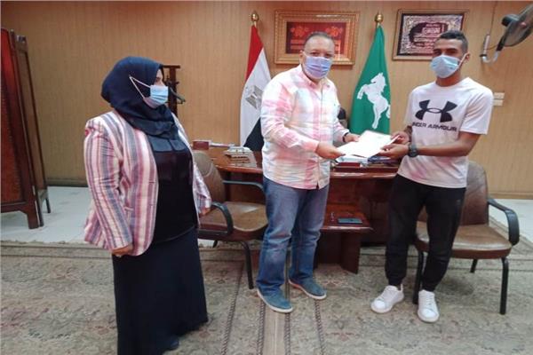 محافظ الشرقية يمنح معيد التربية الرياضية اليتيم وحدة سكنية بالعاشر 