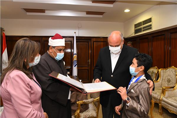 محافظ قنا يكرم طالب لإنجازه بحثا متميزا حول الوحدة الوطنية
