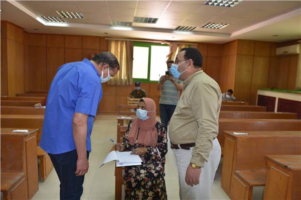 رئيس جامعة سوهاج يواصل جولاته التفقدية لمتابعة امتحانات نهاية العام