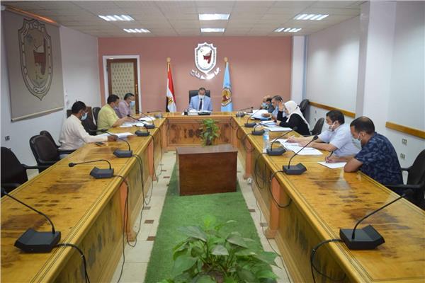 مركز اللغات والترجمة بجامعة سوهاج يبحث زيادة أعداد الطلاب الدارسين