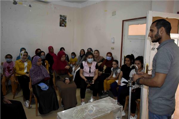 تدريب فتيات قرى حياة كريمة على المبادئ الأولية في السباكة بسوهاج