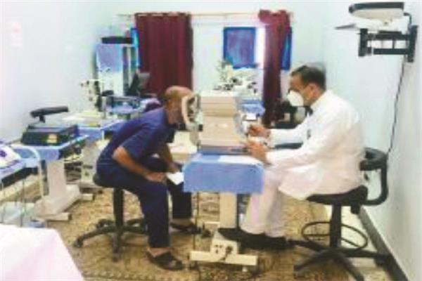 أحد السجناء خلال الكشف عليهم فى قسم العيون