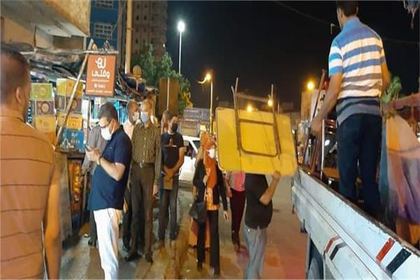  رئيس مدينة دمنهور  يقود  حملة مسائيه لمتابعة تطبيق الإجراءات الاحترازيه و رفع الاشغالات 