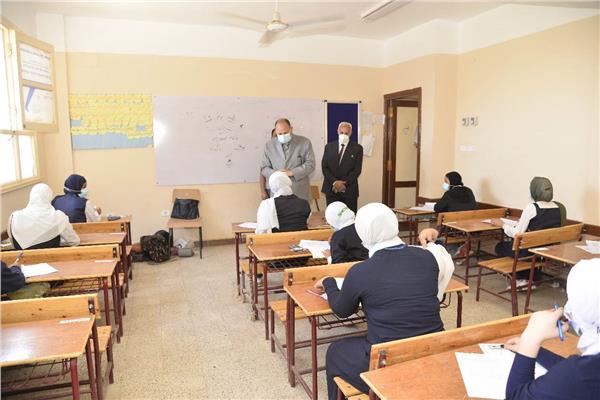 محافظ أسيوط يتفقد بعض لجان امتحانات الدبلومات الفنية بمدارس الثانوية الميكانيكية 