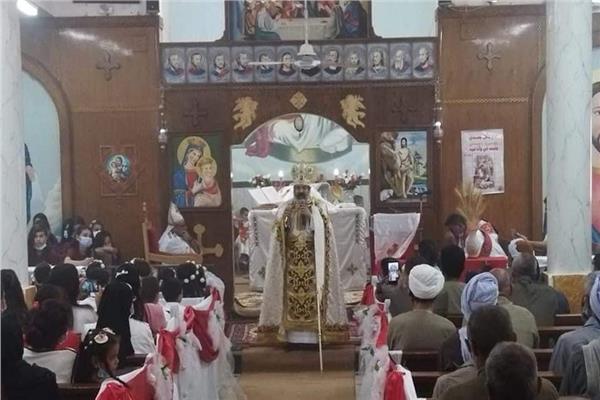  الأنبا توما يحتفل بعيد العنصرة والمناولة الاحتفالية بنزلة خاطر