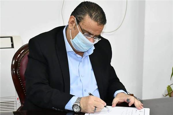 الدكتور أحمد زكي رئيس جامعة قناة السويس