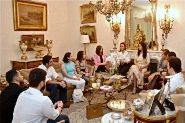 سحر نصر من منزلها مع خريجي الجامعة الامريكية بالقاهرة 