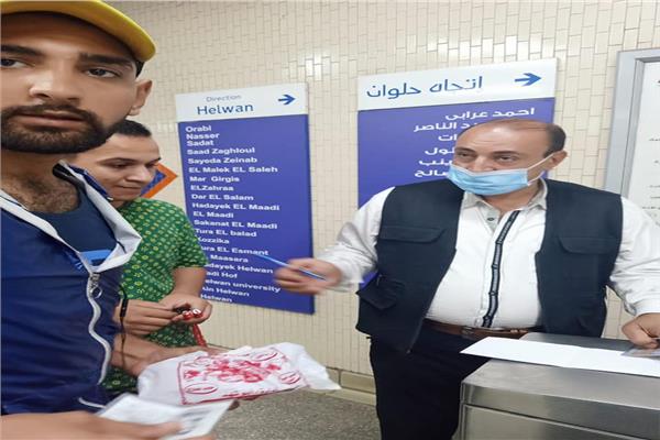 «المترو» يحرر 22 محضرًا وغرامة للمتسولين ومخالفي قرار «الكمامة»